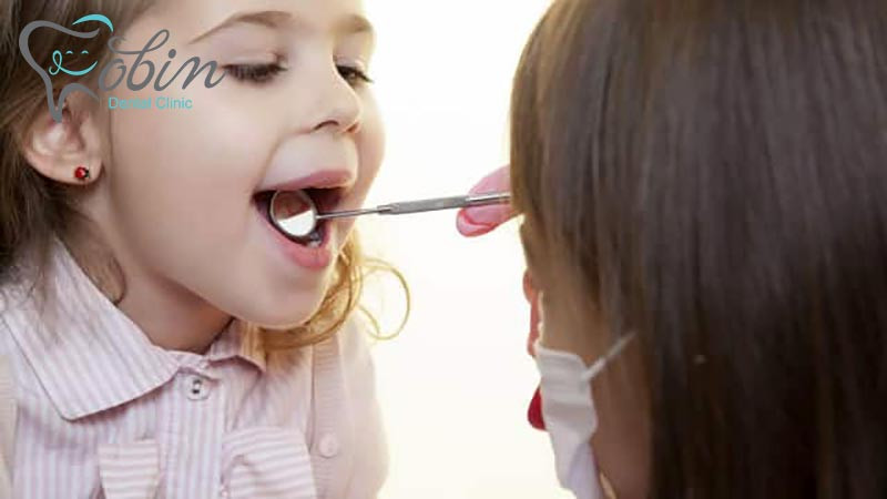 بررسی دهان و دندان کودک در کلینیک دندانپزشکی